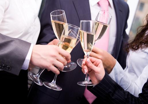 節(jié)假日聚會喝酒需注意:健康飲酒每天飲酒量不超過20克酒精