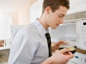 上班族帶飯族怎么熱飯?微波爐加熱飯如何保持水分