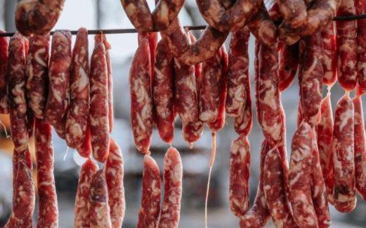 香腸外面白色的東西是什么 香腸輕微發霉怎么處理