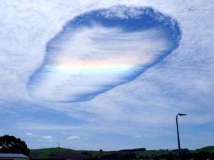 澳大利亞天空現“彩虹云洞”奇觀 似神秘通道