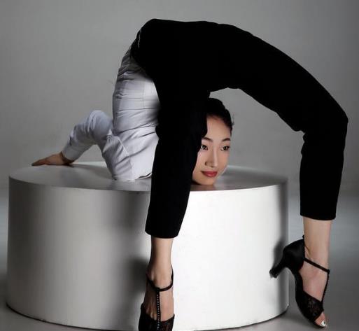 中國第一柔術女王劉藤 完爆各路“一字馬”女神 解鎖姿勢最多的女人