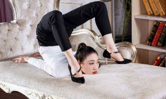中國第一柔術女王劉藤 完爆各路“一字馬”女神 解鎖姿勢最多的女人