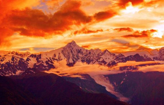 世界上最美的雪山梅里雪山 云南的第一高峰卡瓦格博峰海拔6740m