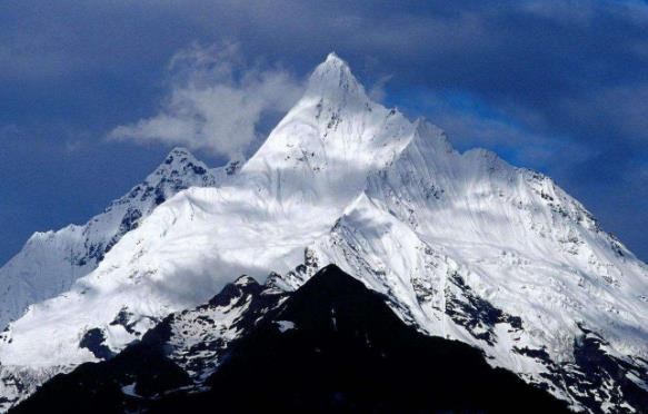 世界上最美的雪山梅里雪山 云南的第一高峰卡瓦格博峰海拔6740m