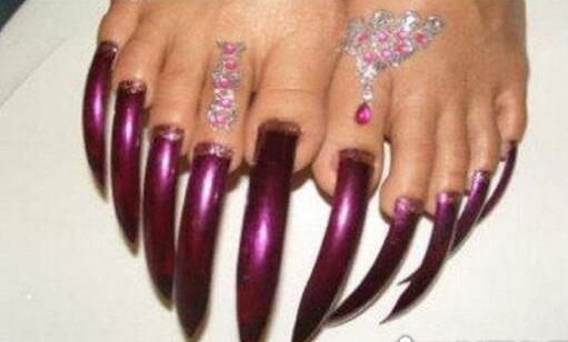 世界上腳趾甲最長(zhǎng)的人 最長(zhǎng)腳趾甲長(zhǎng)達(dá)12.7厘米