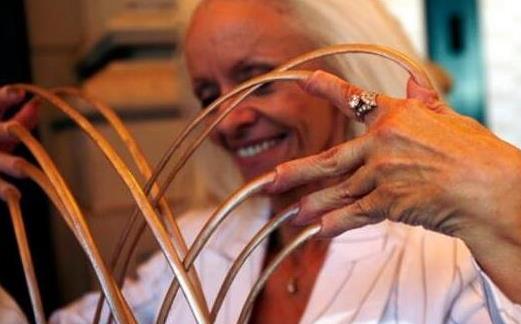 世界上腳趾甲最長(zhǎng)的人 最長(zhǎng)腳趾甲長(zhǎng)達(dá)12.7厘米