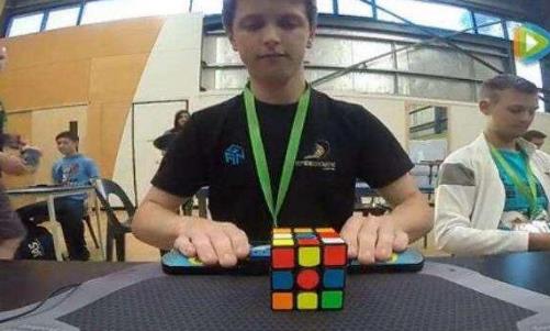 世界上最年輕的魔方復原者 中國謝恩希3歲零4個月