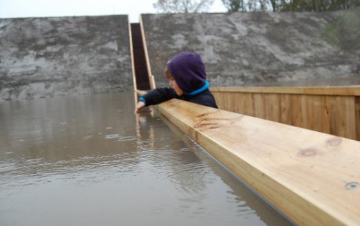 全球唯一的低于水面的橋 摩西橋的圍欄只比水面稍稍高了一點點
