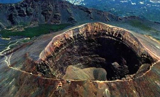 世界上最大的活火山口 意大利維蘇威火山爆發過五十多次