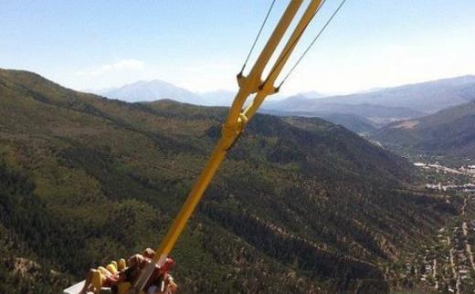 世界上最危險(xiǎn)的游樂設(shè)施 死亡秋千建在高達(dá)400米的懸崖邊