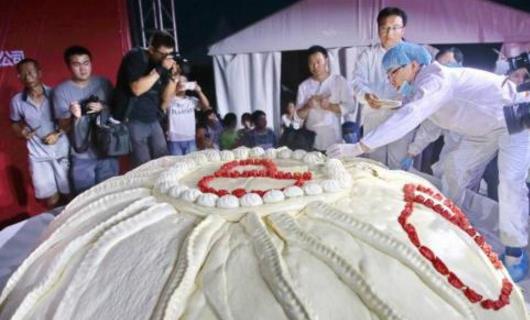 世界上最大的包子 正大食品企業作出了重量為1367千克的包子