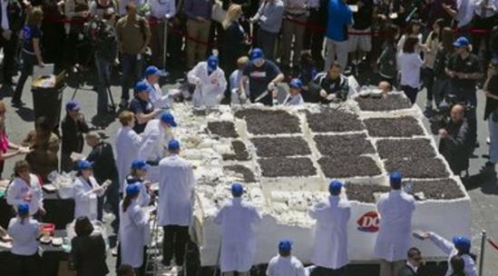 世界上最大的冰激凌 巨型芒果冰淇淋達3000公斤