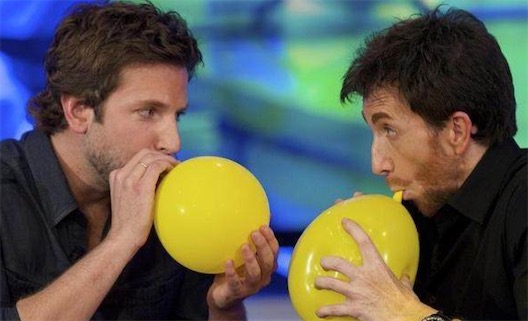 世界上最大肺活量的人 英國男子曼吉特·辛格吹出重1千克的氣球