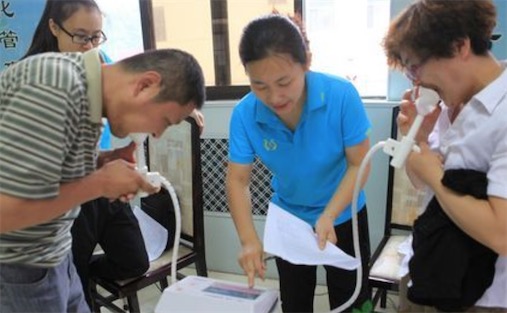 世界上最大肺活量的人 英國男子曼吉特·辛格吹出重1千克的氣球