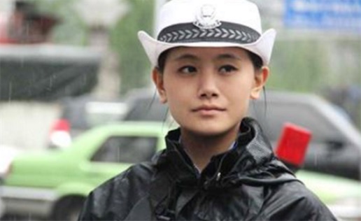 最美女交警 一米七的馮立曾經是資深模特
