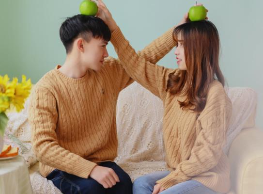 女朋友總是不理我怎么辦?女朋友說話很強勢很難聽傷人還要哄嗎