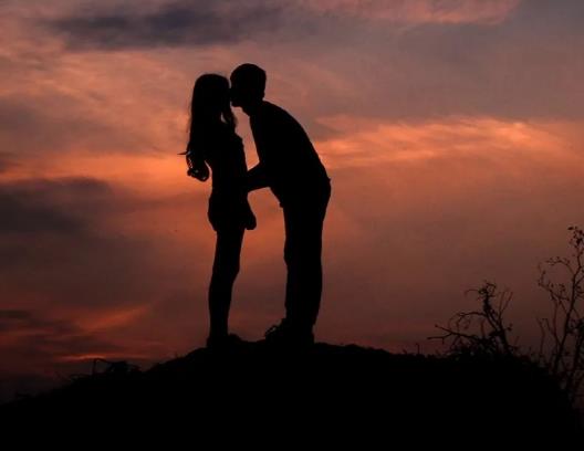 女朋友總是不理我怎么辦?女朋友說話很強勢很難聽傷人還要哄嗎