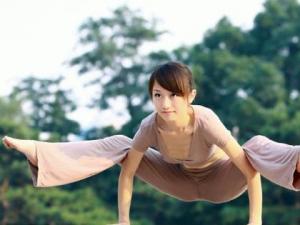 練習(xí)瑜伽能幫助更年期女性改善失眠困擾