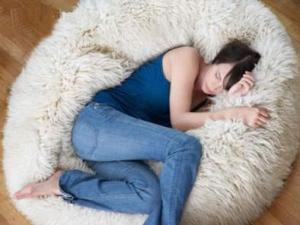 女性養生必知：讓女人老得快的22種睡法