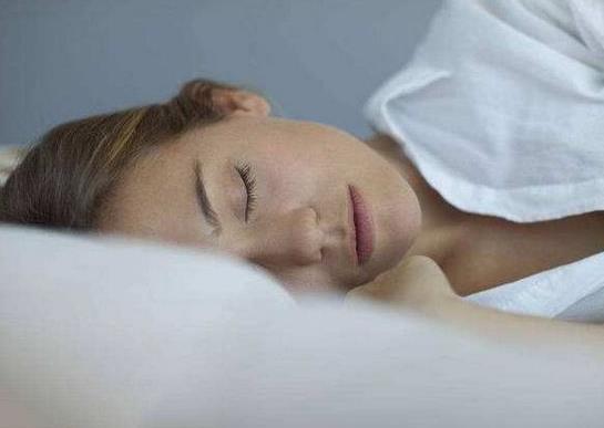 白天睡不著晚上犯困怎么辦?晚上十點半睡覺早上十點起床有好處嗎