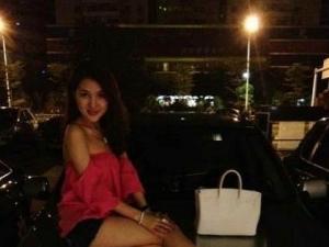 郭美美網上再炫富 曬自拍坐寶馬火辣性感照