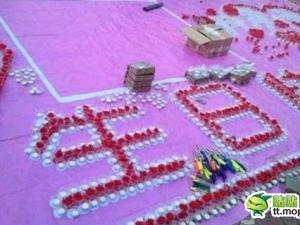 男子赴大學(xué)點(diǎn)3千支蠟燭求婚遭拒