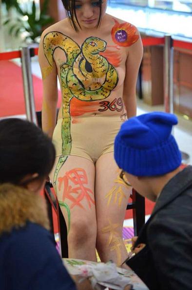 �Ͼ����w���L��Ů�㱼���S������Ů�ز��L����չʾ���r�㱼