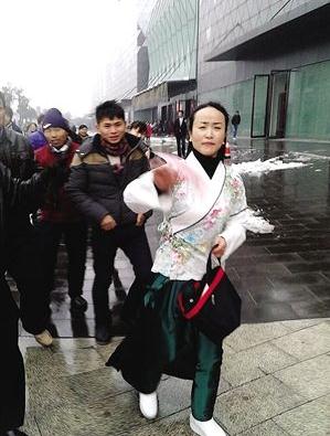 寧波青衣女子廣場沿路拋撒百元鈔票引市民哄搶,稱我撒錢別人撿錢就是快樂