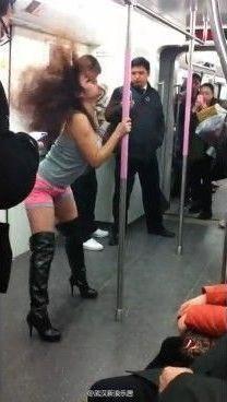 武漢地鐵驚現鋼管舞女郎：身材火辣少女圍著扶桿大跳鋼管舞組圖