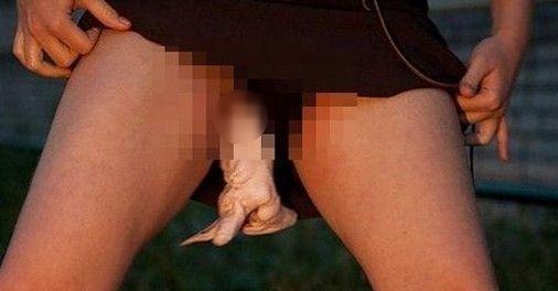 超市雷人一幕:強悍美女偷雞整只塞入陰道全過程