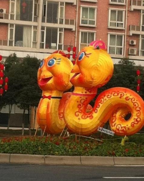 雞頭蛇遭網友吐槽:四川資陽成渝高速公路收費站蛇年吉祥物已被拆除