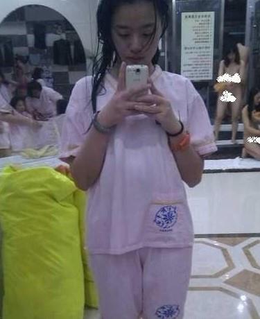 �^�K��ˮ����������Ůԡ��ȫ��¶�c�T���K��ˮ����ԡ���B�ĺ�ͯ�u���գ�Óѝ����¶���ֲ��ҳɞ鱳��(�D)