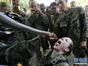 金色眼鏡蛇聯合軍演 美軍士兵生吃眼鏡蛇血