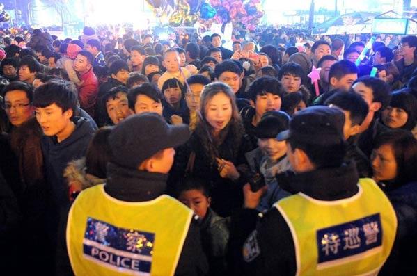 ��������Ԫ����(ji��)�^���˺��D����չ���F(xi��n)���޺�һƬ�M�D