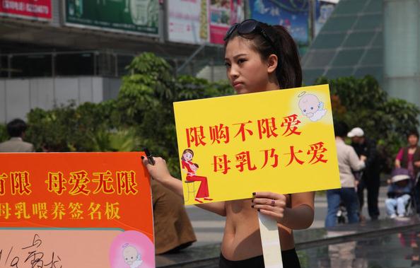 ���ԸбȻ�����Ů�����_���ڰ��e�Ƴ��hĸ��ι�B�냺����ُ���ސۣ�ĸ���˴�ۡ�