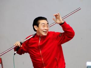 ?藝術家六小齡童被去世 微博轉發笑臉辟謠現身澄清