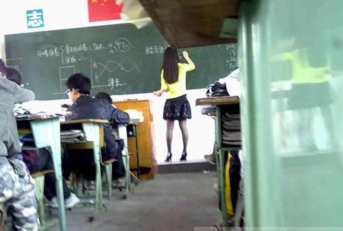 校規(guī):中學(xué)禁女教師穿黑絲襪 校長(zhǎng):防女生效仿男生心亂