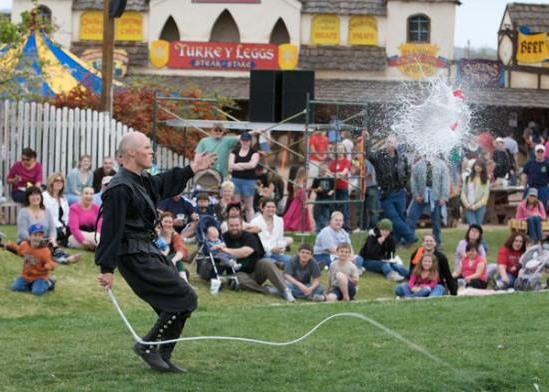 美國男子溫里奇可在3分鐘內,用鞭打破23罐飲品。