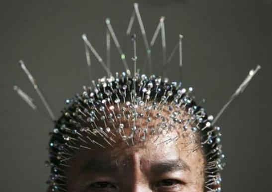 魏勝初是世界紀錄“頭上插最多針的人”,可插入2188針。