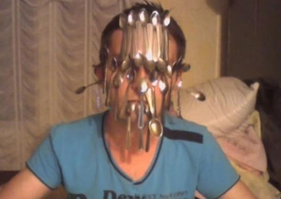 塞爾維亞女子捷布拉諾域曾做出在臉上平衡31支湯匙的世界紀錄。