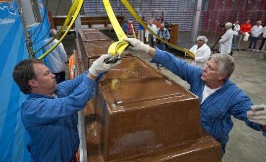 世界上最大的巧克力棒,棒高3英尺(約為0.9米),長21英尺(約為6米5),是美國一家企業制作的,真是浪費食品。