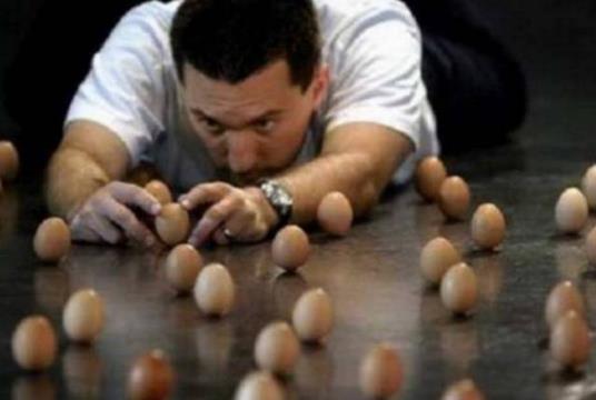 這位來自美國的兄弟準備在地板上豎起439個雞蛋,以便打破原先自己豎起420個雞蛋的記錄。這個記錄真是閑的!