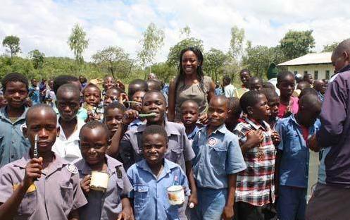 世界上最大規模的口腔衛生課,是在津巴布韋創造的,一共有400多人參加聽課,并提高中低度開發國家的兒童口腔健康的認識。