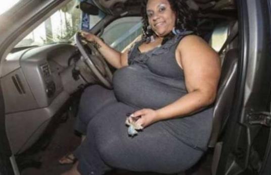 這位正看著我們體重達190公斤的大碼模特叫MikelRuffinelli ,因其臀部周長超過2.4米,而被認為是世界最大臀部世界記錄的保持者。