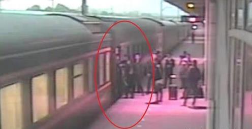 男子堵火車門致列車晚點 阻礙列車運行危及行車安全被行政拘留5天