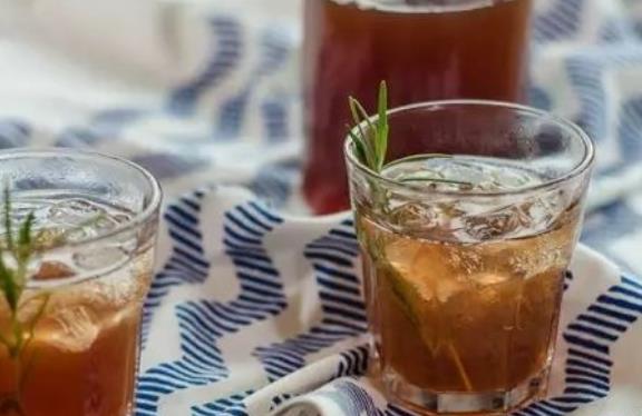 炎夏消暑 夏季大多數人都喜歡喝飲料解暑