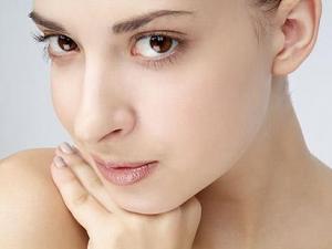 女人下巴長(zhǎng)痘怎么治療？下巴長(zhǎng)痘是什么原因