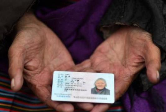 辦臨時身份證是當場給嗎?掛耳染可以拍身份證嗎