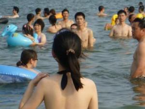 ?是美女就會(huì)引狼,看游泳池來(lái)了美女