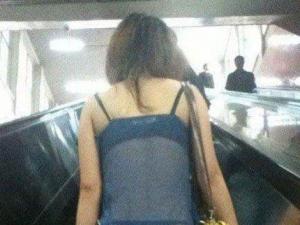 ?姐,穿這樣也逛街??jī)?nèi)褲外穿太霸氣鳥